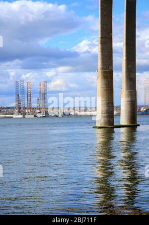 Bohrplattformen für Bohrinseln in Dundee Dockside mit Pfeilern der Tay Road Bridge im Vordergrund Stockfoto