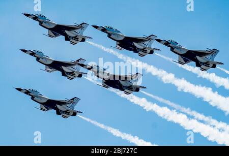 Philadelphia, PA, USA. April 2020. 28. April 2020: Die Blue Angels der United States Navy und die Thunderbirds der United States Air Force treten als Teil Amerikas Strong auf, als sie über Philadelphia fliegen, um Frontline und wichtige Arbeiter aus der Coronavirus-Krise zu ehren. Die F-14 und F-16 waren ein Vergnügen, da die Bewohner den Camden, New Jersey Waterfront Park überfüllten. Die Überführung blendete zuerst in New York und reiste dann nach Trenton, New Jersey und Philadelphia. Scott Serio/ESW/CSM/Alamy Live News Stockfoto