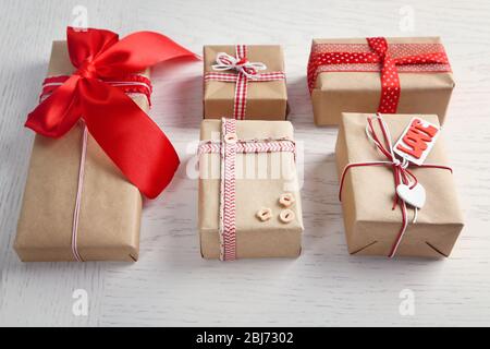 Set von verpackten Geschenken auf einem hellen Tisch Stockfoto