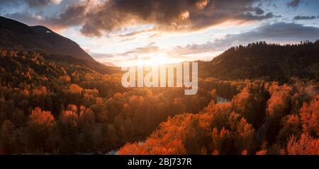 Luftpanoramic Blick auf das schöne Tal mit der kanadischen Berglandschaft bei farbenfrohem Sonnenuntergang. Stockfoto