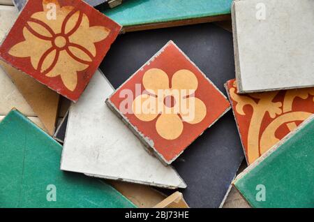 Verschiedene Arten und Größen von viktorianischen Boden Keramik Fliesen Stockfoto