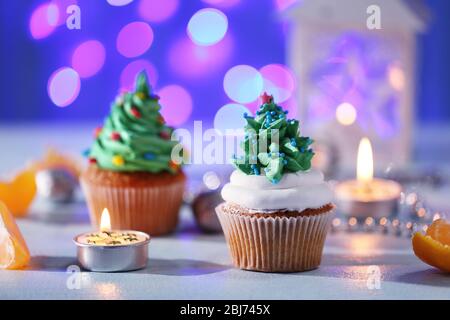 Weihnachts-Cupcakes auf blauem Hintergrund Stockfoto