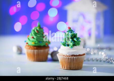Weihnachts-Cupcakes auf blauem Hintergrund Stockfoto