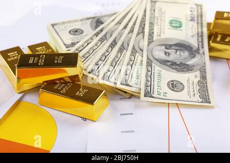 Gold Bars mit Dollar Banknoten auf Papier Hintergrund Stockfoto
