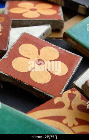 Verschiedene Arten und Größen von viktorianischen Boden Keramik Fliesen Stockfoto