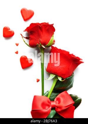 Schöne Rose mit kleinen Herzen auf weißem Hintergrund Stockfoto