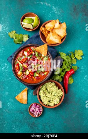 Mexikanisches Food Konzept Hintergrund mit chile schwarze Bohnensuppe, Guacamole und Nachos totopos. Draufsicht. Stockfoto