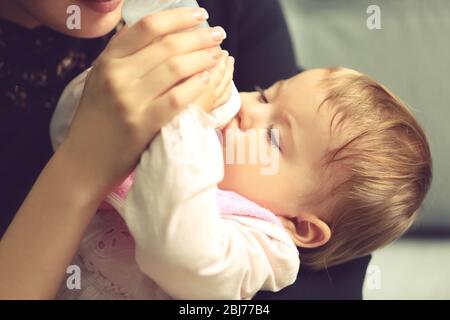 Süßes Baby auf den Händen der Mutter Stockfoto