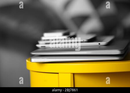 Stapel von elektronischen Geräten auf dem Tisch. Kommunikations- und Technologiekonzept Stockfoto