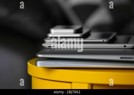 Stapel von elektronischen Geräten auf dem Tisch. Kommunikations- und Technologiekonzept Stockfoto