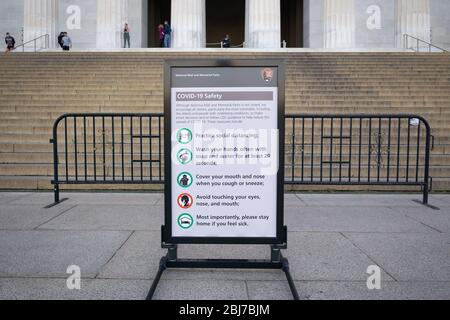 Ein Covid-19 National Park Schild vor dem Lincoln Memorial. Stockfoto