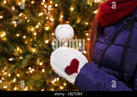 Mädchen mit köstlichen weißen Süßigkeiten Apfel auf einem Stock Stockfoto