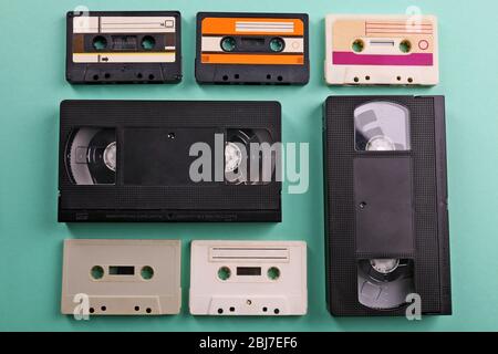 Satz von alten Audio- und Videokassetten auf Türkisfarbenem Hintergrund Stockfoto