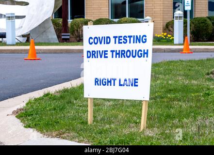 Benton Harbor Michigan USA April 23 2020; EIN Schild kündigt eine Durchfahrt Testgelände für Covid-19 in Michigan USA, einer der am stärksten betroffenen Gebieten in Stockfoto