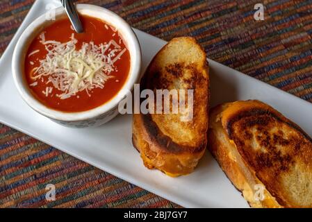 Tomatensuppe und gegrillte Käsesandwiches. Einfaches Essen für harte Zeiten Stockfoto