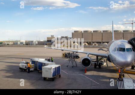 Aurora Colorado USA; Bodenpersonal lädt ein Passagierflugzeug am internationalen Flughafen von Denver Stockfoto