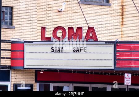 Coloma MI USA April 23 2020; EIN geschlossenes Theater, das aufgrund der Covid-19-Heimreise leer ist, wünscht, dass jeder in seiner kleinen Stadt sicher bleibt Stockfoto