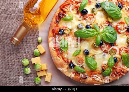 Leckere frische Pizza auf Sack, Draufsicht Stockfoto