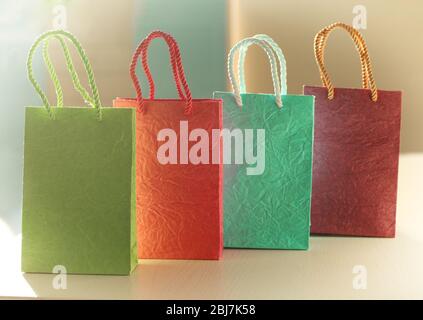 Einkaufstaschen in verschiedenen Farben im Zimmer Stockfoto