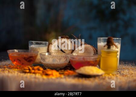 Komplette Maske aus Kokosnuss für alle Hauttypen bestehend aus Kokosmilch, Rosenwasser, Joghurt, Buttermilch, Haferflocken, Mandeln, Limettensaft, Kurkuma, r Stockfoto