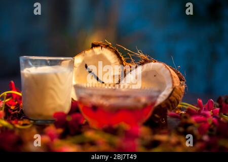 Kokosmilch Gesichtsmaske zum Schutz gegen UV (UV-Strahlen) auf einer braunen Oberfläche, bestehend aus etwas Rosenwasser und Kokosmilch. Aufnahme o Stockfoto