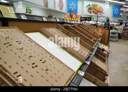 Cromwell, CT / USA - 20. April 2020: Leere Kisten, die einst frische Produkte hielten, liegen in Walmart leer Stockfoto