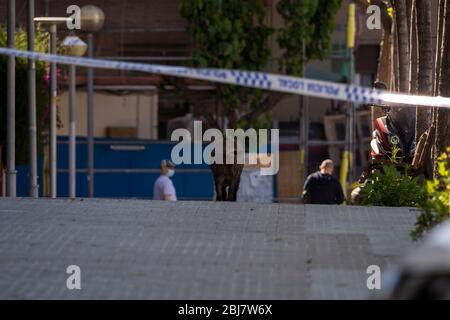 Barcelona, Spanien. April 2020. Ein Wildschwein spaziert durch das Les Conserves Viertel in Molins de Rei, einem Gebiet nahe dem Berg des Collserola Naturparks, in Spanien, 28. April 2020. Kredit: Joan Gosa/Xinhua/Alamy Live News Stockfoto