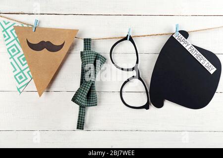 Happy Vaters Tag Girlande mit Accessoires an der Wand Stockfoto