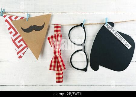 Happy Vaters Tag Girlande mit Accessoires an der Wand Stockfoto