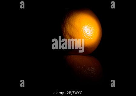 Bio frische Orangenfrucht auf dunkelschwarzem Hintergrund Food-Fotografie Stockfoto