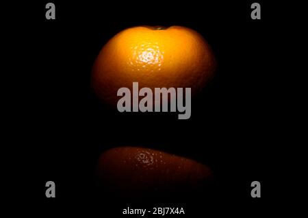 Bio frische Orangenfrucht auf dunkelschwarzem Hintergrund Food-Fotografie Stockfoto