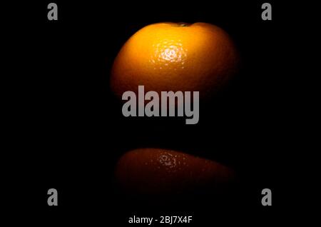 Bio frische Orangenfrucht auf dunkelschwarzem Hintergrund Food-Fotografie Stockfoto