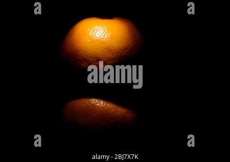 Bio frische Orangenfrucht auf dunkelschwarzem Hintergrund Food-Fotografie Stockfoto