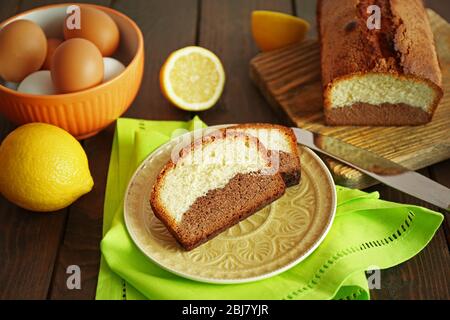 Köstliche süße Kuchen Brot in Teller auf Holztisch Nahaufnahme Stockfoto