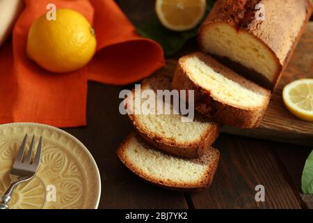 Köstliches süßes Kuchenbrot mit Zitronen auf Holztisch Nahaufnahme Stockfoto