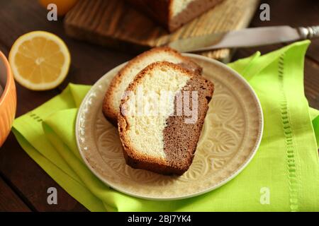 Köstliche süße Kuchen Brot in Teller auf Holztisch Nahaufnahme Stockfoto