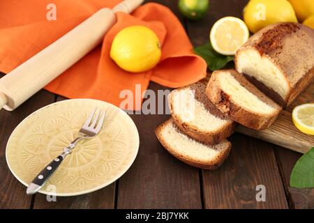 Köstliches süßes Kuchenbrot mit Zitronen auf Holztisch Nahaufnahme Stockfoto