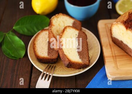 Köstliches süßes Kuchenbrot mit Zitronen auf Holztisch Nahaufnahme Stockfoto