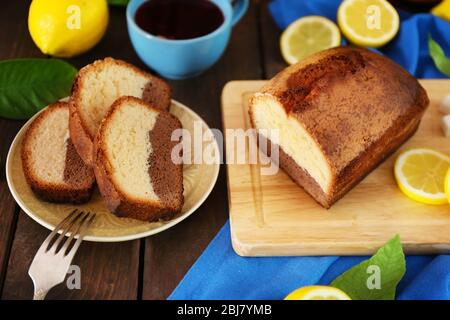 Köstliches süßes Kuchenbrot mit Zitronen auf Holztisch Nahaufnahme Stockfoto