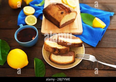 Köstliches süßes Kuchenbrot mit Zitronen auf Holztisch Nahaufnahme Stockfoto