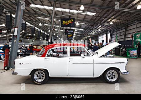 Automobile / Australien hergestellt 1960 FC Holden Special Sedan auf einer Automobilausstellung in Melbourne Victoria Australien ausgestellt. Stockfoto