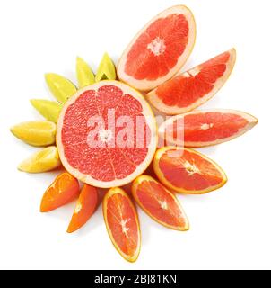 Frische gemischte Zitrusfrüchte um die Hälfte der Grapefruit auf weißem Hintergrund, Draufsicht Stockfoto