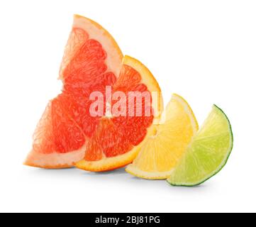Bunte Zitrusscheiben aus Grapefruit, Zitrone, Orange und Limette, die auf weißem Hintergrund isoliert und ausgekleidet sind, ganz nah Stockfoto