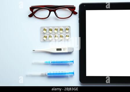 Arzttisch mit Medikamenten und Tablette, Draufsicht Stockfoto