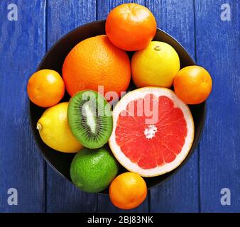 Saftige Zusammensetzung von tropischen Früchten in einer Schüssel, aus nächster Nähe Stockfoto