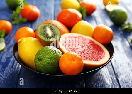 Saftige Zusammensetzung von tropischen Früchten in einer Schüssel, aus nächster Nähe Stockfoto