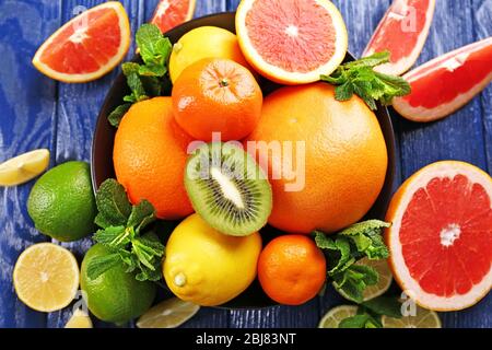 Saftige Zusammensetzung von tropischen Früchten in einer Schüssel, aus nächster Nähe Stockfoto