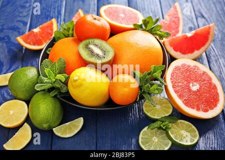 Saftige Zusammensetzung von tropischen Früchten in einer Schüssel, aus nächster Nähe Stockfoto