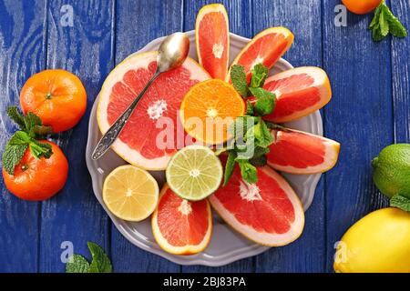 Saftige Zusammensetzung von tropischen Früchten in einer Schüssel, aus nächster Nähe Stockfoto