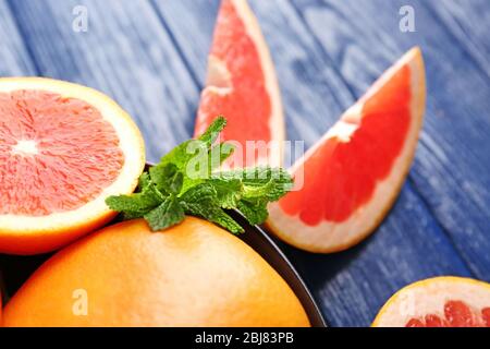 Saftige Zusammensetzung von tropischen Früchten in einer Schüssel, aus nächster Nähe Stockfoto